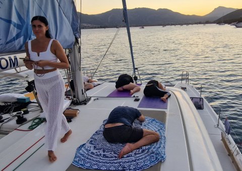 Gemeinsam Yoga üben auf dem Deck