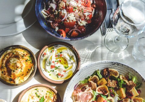 Das leckere mediterrane Essen probieren