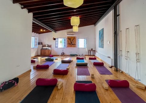 Yoga-Einheiten im gemütlichen Raum