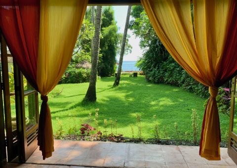 Der Blick über den Garten direkt auf das Meer