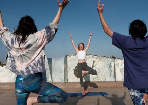 Yoga üben unter der Sonne Kataloniens