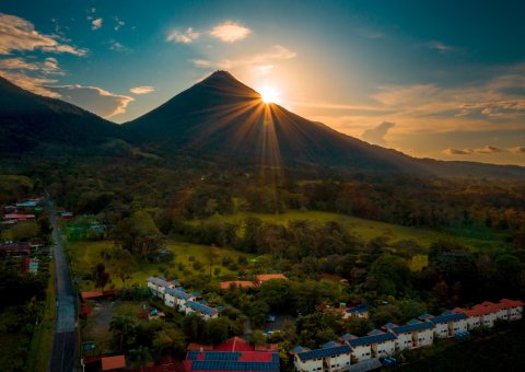 Den Sonnenuntergang über dem Vulkan genießen