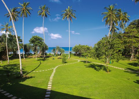Der großzügige Garten mit Blick auf das Meer