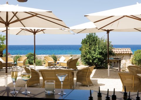 Von der Terrasse der Bar den Ausblick genießen