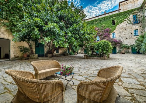 Ruhe und Entspannung im Innenhof des Hotels