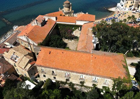Das Palazzo Belmonte liegt direkt am Meer
