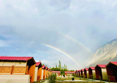 Mit Regenbogen über den Bergen in den Tag starten
