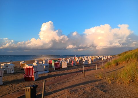 Den Sonnenuntergang über der Nordsee genießen