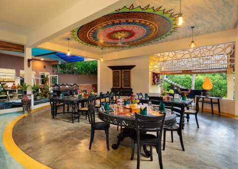 Im farbenfrohen Restaurant das Essen genießen