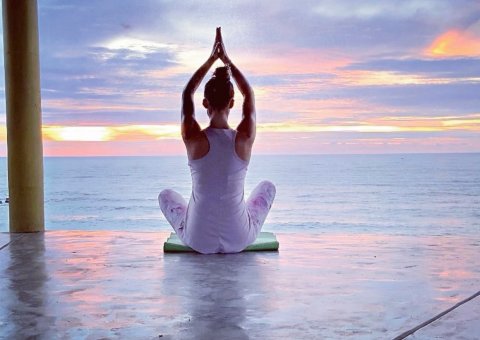 Yoga üben mit dem Rauschen der Wellen im Hintergrund