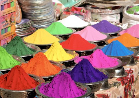 Bunte Farben auf dem Merkt in Kathmandu