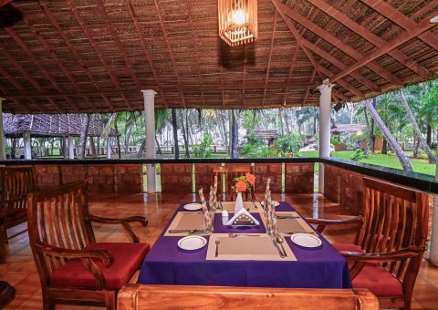 Mit Blick in den Garten und auf das Meer essen