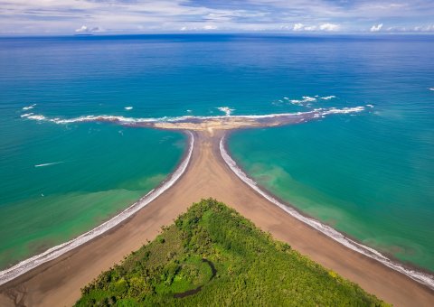 Die Bahia Ballena in Form von einem Walschwanz