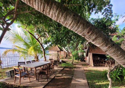 Essbereich mit Blick auf das Wasser