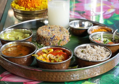 Leckere ayurvedische Gerichte genießen