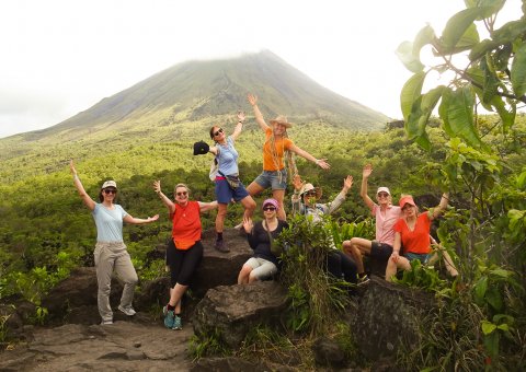Fröhliche Yogis am Volkan Arenal