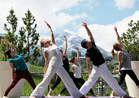 Yoga mit Blick in die Berge