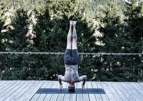 Yoga üben an der frischen Bergluft