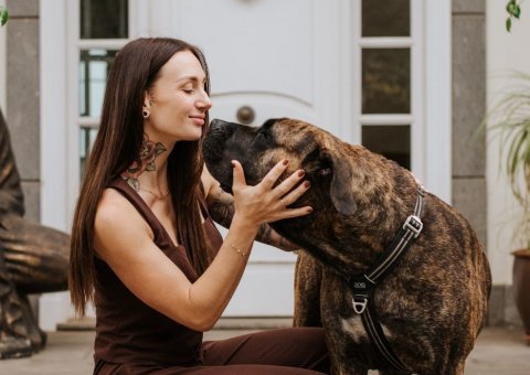 Gastgeberin Chiara und Retreat-Hund Liesel