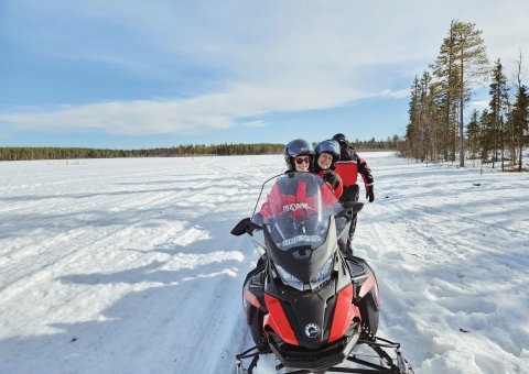 Durch die weite Landschaft mit dem Schneemobil