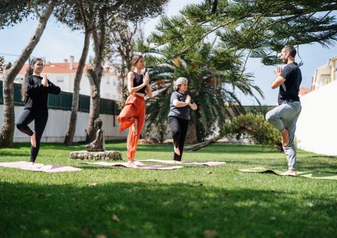 Gemeinsam im Garten Yoga üben
