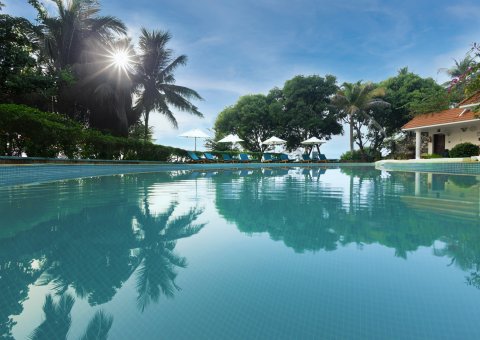 Kommen Sie in der weitläufigen Anlage und am großen Pool zur Ruhe