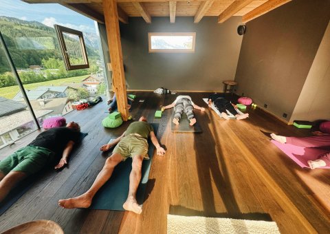 Gemeinsam Yoga üben mit Blick auf die Berge