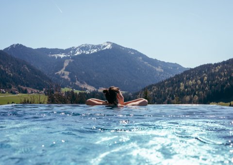 Abkühlung mit Blick in die Berge im Pool