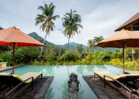 Den Ausblick vom Pool genießen
