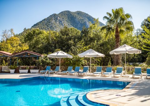 Der Pool mit Blick auf die umliegende Landschaft
