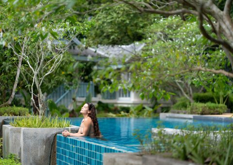 Entspannen im Pool mit Blick in den tropischen Dschungel