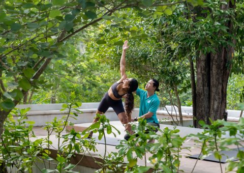 Yoga üben in mitten des grünen Gartens