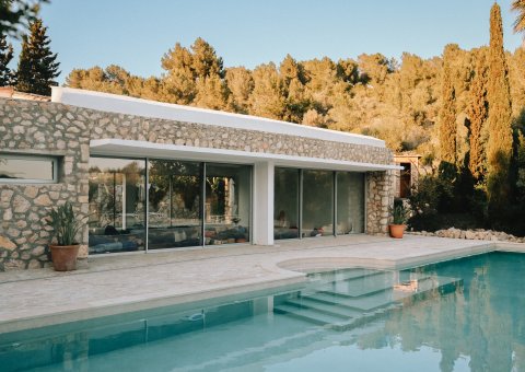 Die Yoga-Shala direkt am Pool