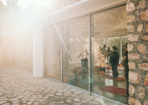 Gemeinsam in der Shala Yoga üben