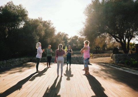 Gemeinsam Yoga üben im Garten