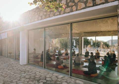 Yoga üben in der hellen Yoga-Halle