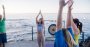 Üben Sie Yoga auf der Terrasse des Hotel Galosol während das Meer im Hintergrund beruhigend rauscht