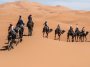 Beim Kameltrekking können Sie sich wie ein echter Wüstennomade fühlen