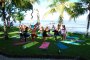 Yoga in der Gruppe am Strand von Bali 