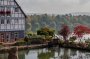 Umringt von grünen Wäldern liegt das Seehotel Niedernberg an einem ruhigen See