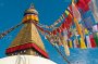 Auf Ihrer Reise nach Nepal warten viele bunte Gebetsfahnen auf Sie