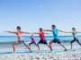 Genießen Sie achtsame Yogastunden direkt am Strand.