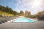 Tauchen Sie bei strahlendem Sonnenschein in den Pool ein