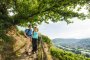 Wanderer bestaunen Blick über die Weinhänge nahe Kobern-Gondorf