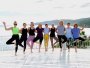 Strahlende Yogis beim Yoga üben auf der Dachterrasse vom Hotel Kalura