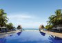 Der Blick über den Pool zum Meer
