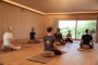 Im gemütlichen Yogaraum neue Kraft und Ruhe finden