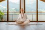 Morgendliche Meditations-Praxis mit Ausblick auf die Berge