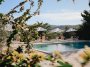 Bahnen ziehen im Pool der Finca
