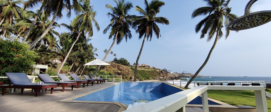 Panoramablick auf Pool, Garten und indischen Ozean